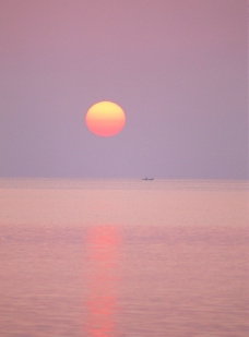 夕阳下海水图片