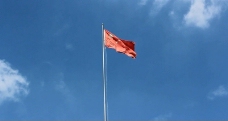 五星红旗在蓝天白云下随风飘动视频