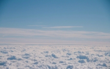 飞机俯视白云摄影图片